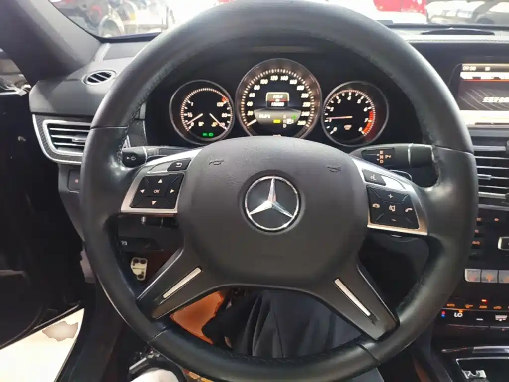 Mercedes-Benz E-Class — миниатюра 11