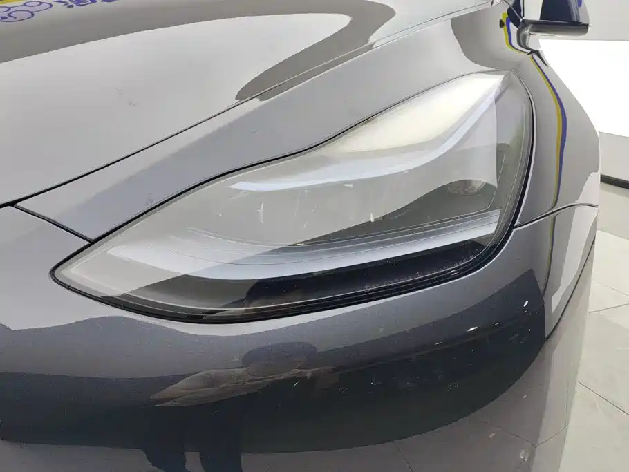 Tesla Model Y — миниатюра 5