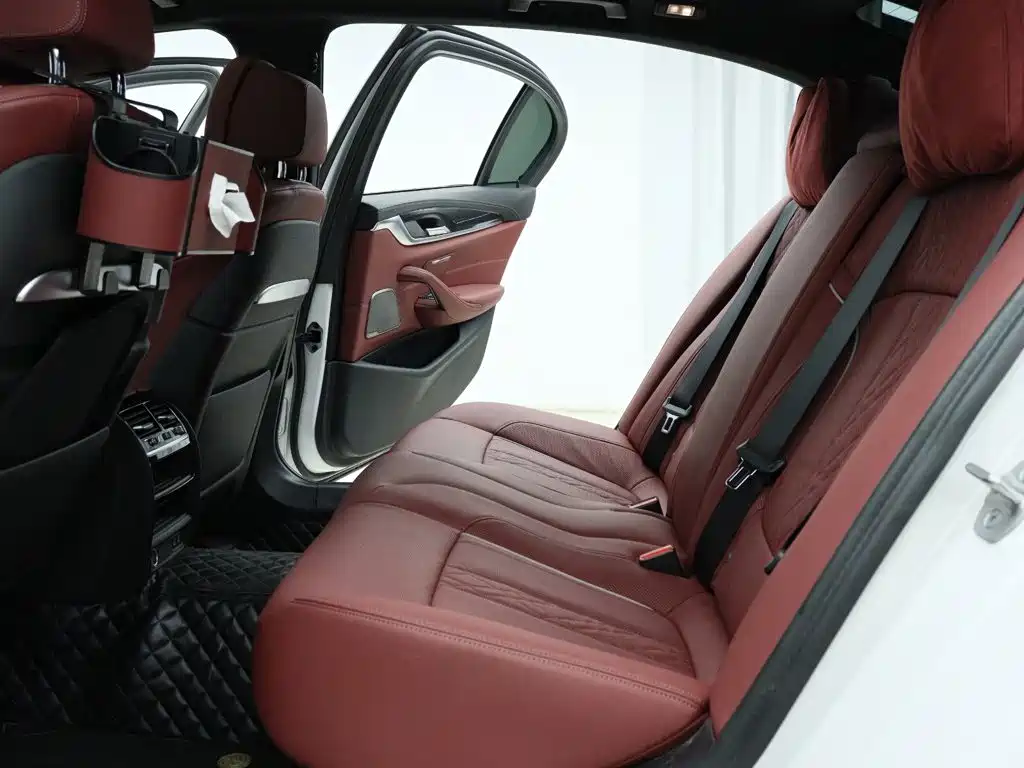 BMW 5 Series New Energy — миниатюра 7