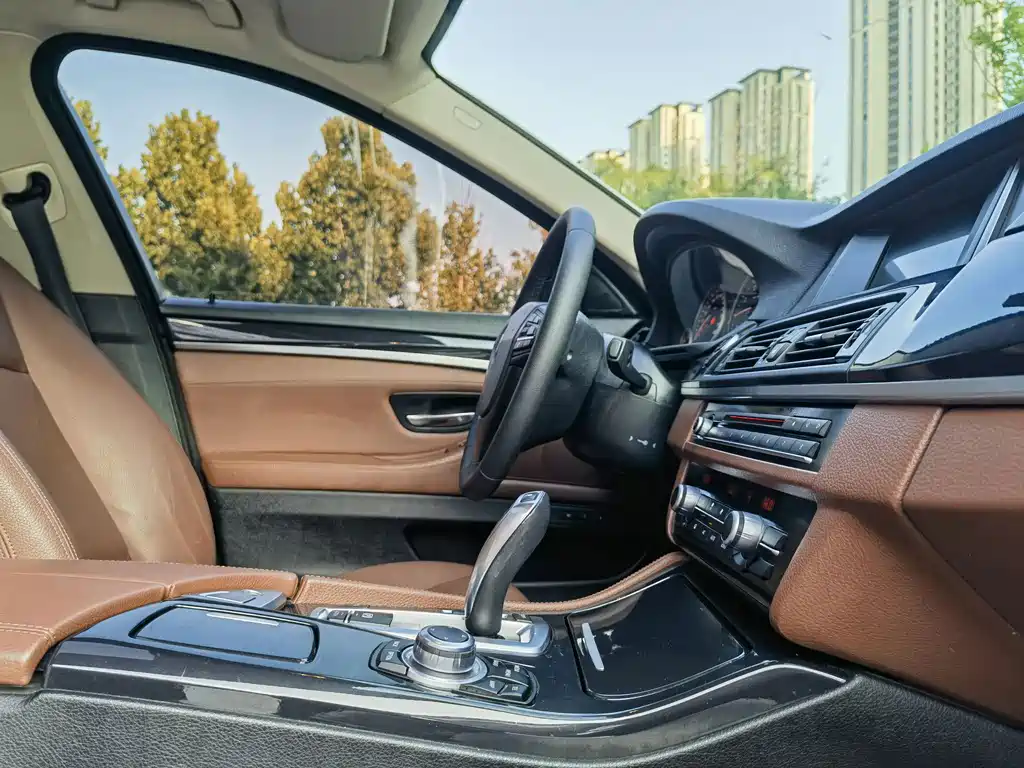 BMW 5 Series — миниатюра 14