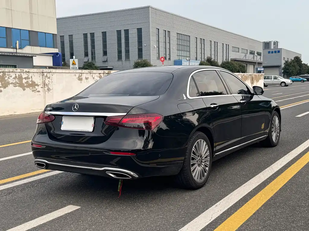 Mercedes-Benz E-Class — миниатюра 16