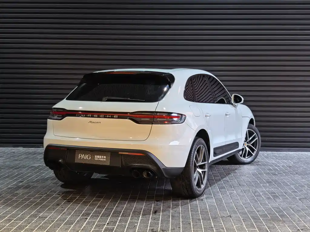 PORSCHE MACAN