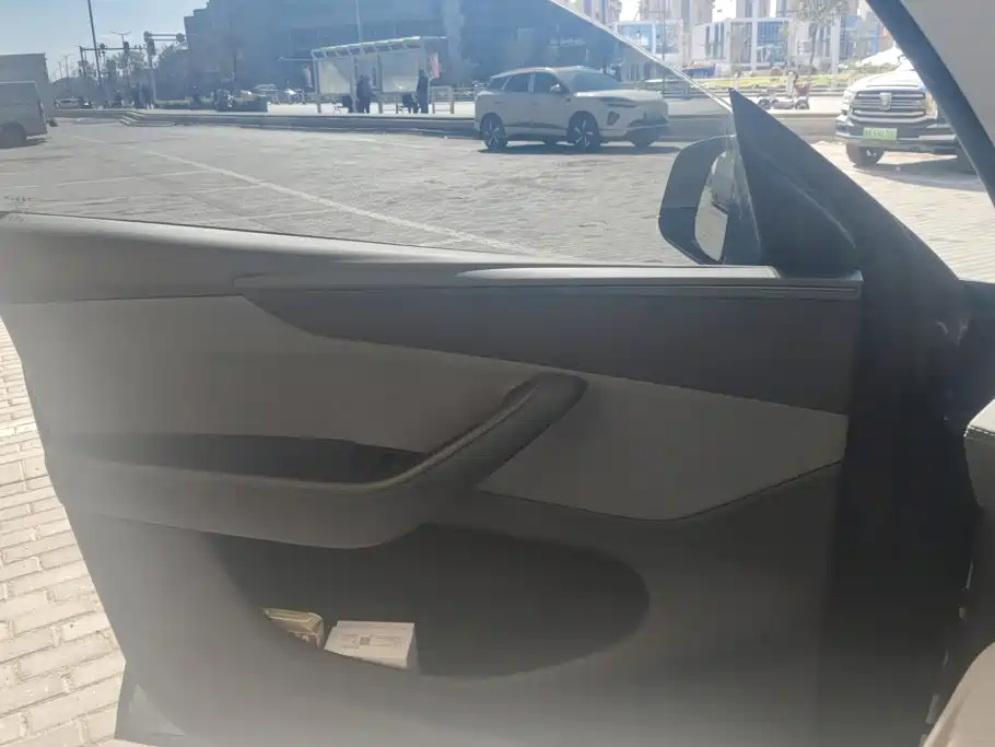 Tesla Model Y — миниатюра 7