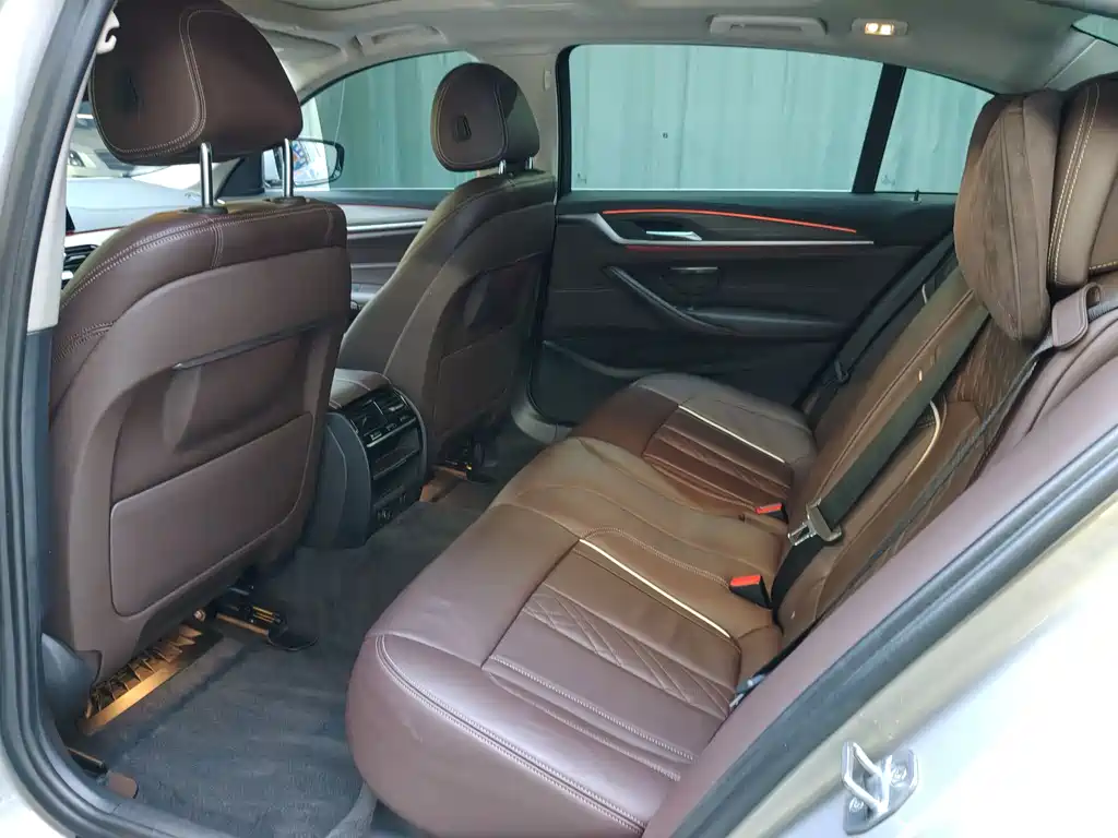 BMW 5 Series — миниатюра 6