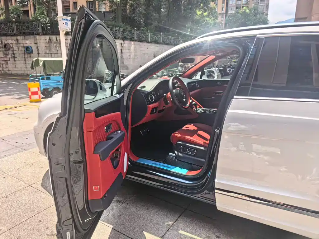 Bentley Bentayga PHEV — миниатюра 6