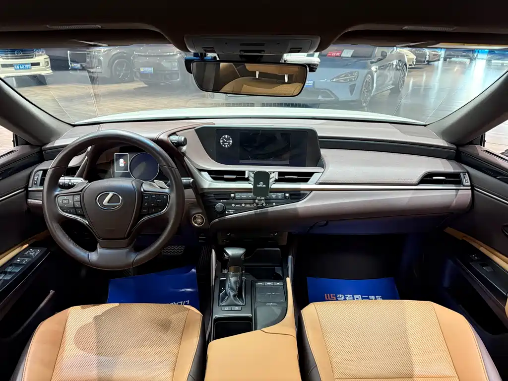 Lexus ES 2020 260 V