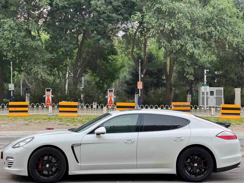 Porsche Panamera 2013 Panamera 4 Platinum Edition 3.6L