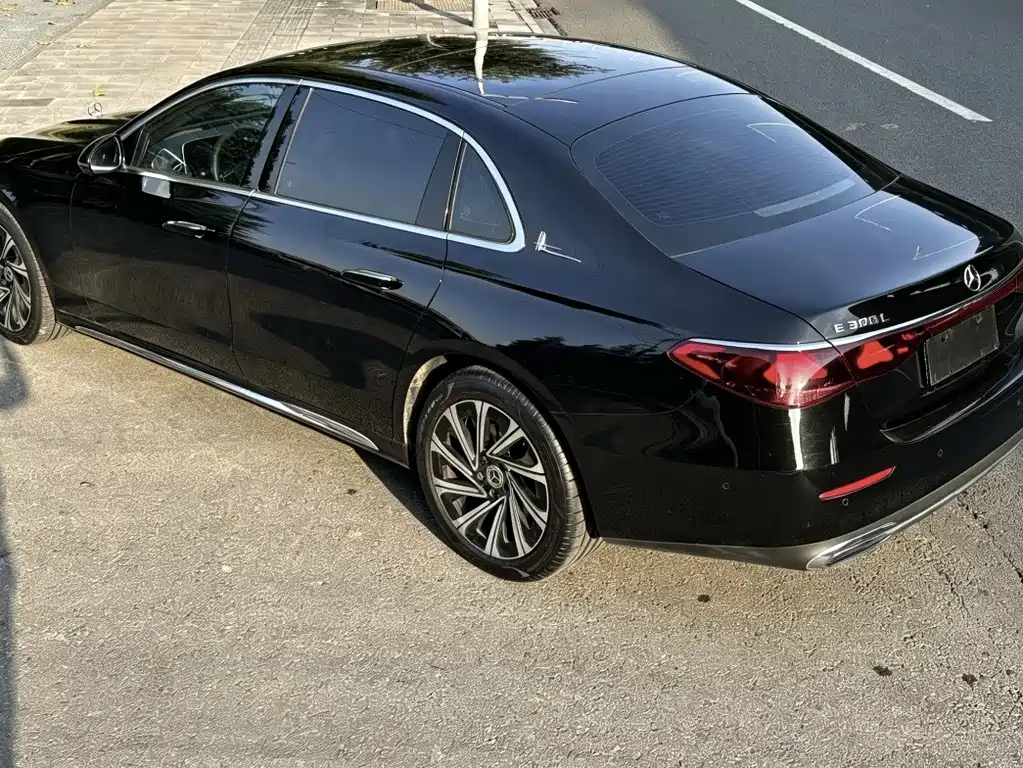 Mercedes-Benz E-Class — миниатюра 12