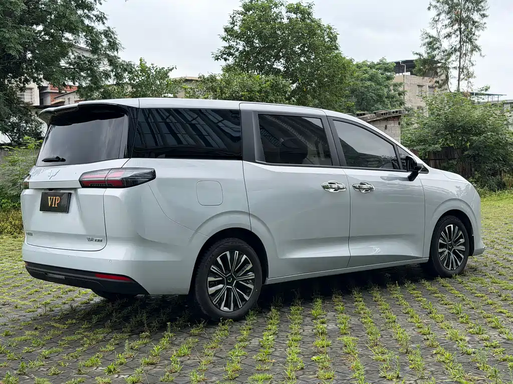 Wuling 730 2025 1.5T CVT Elite