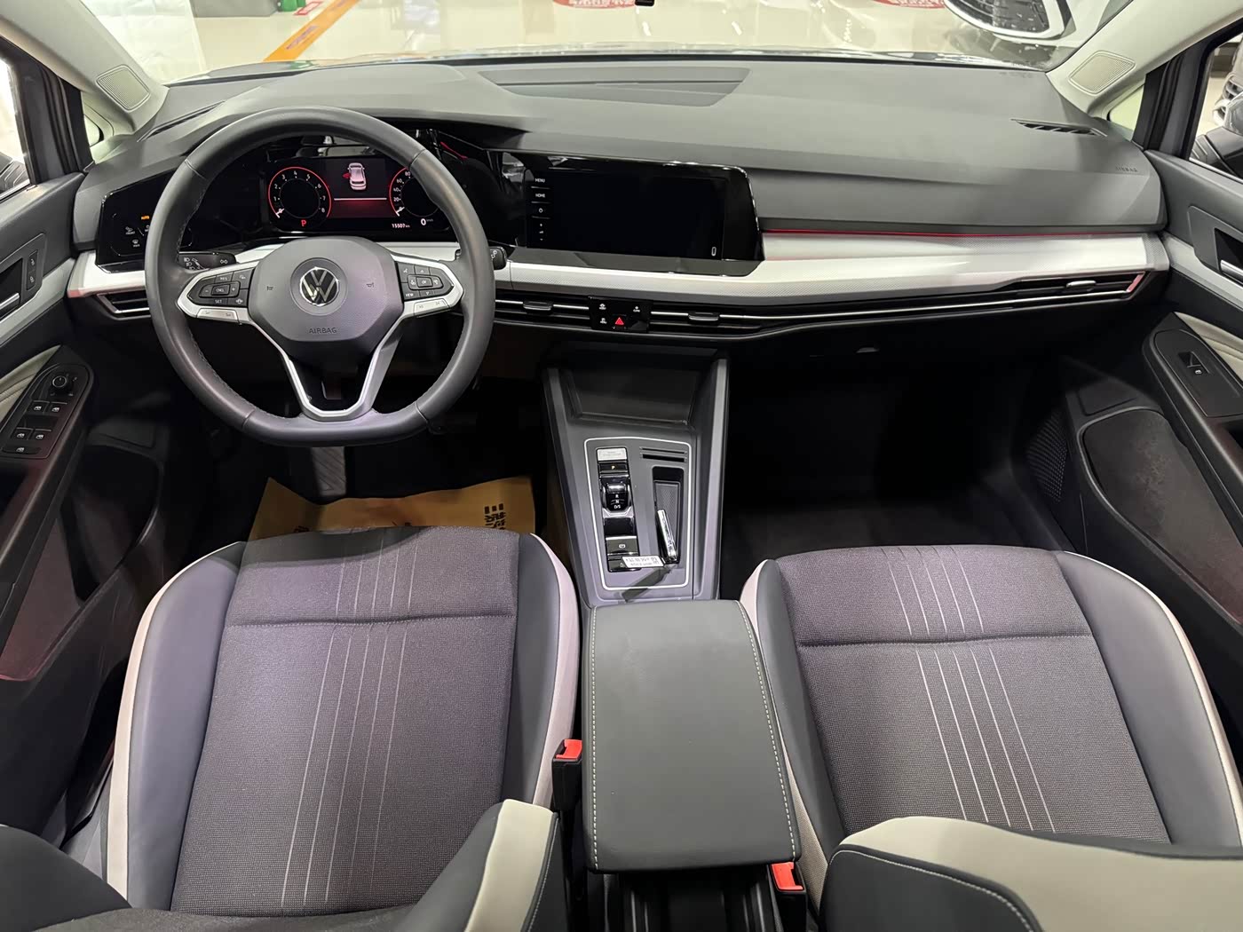Volkswagen Golf 1.4 л 2022 г. Серебристо-серый, пробег 15000 км