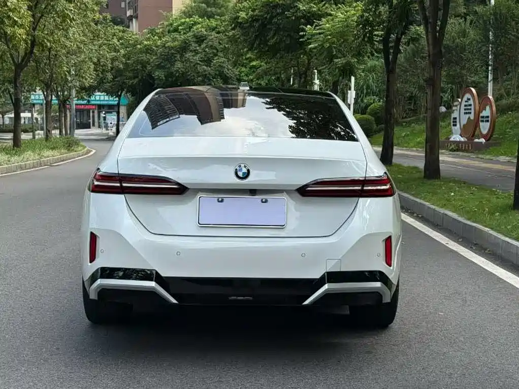 BMW 5 Series — миниатюра 9