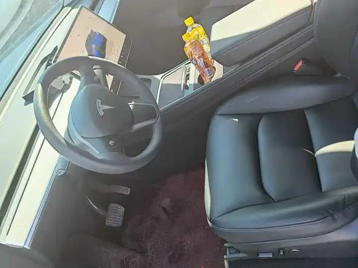 Tesla Model Y — миниатюра 15