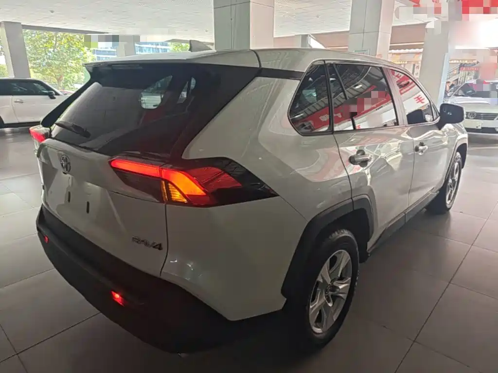 Toyota RAV4 — миниатюра 7