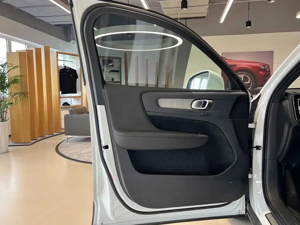 Volvo XC40 — миниатюра 7