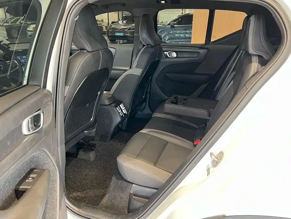 Volvo XC40 — миниатюра 9