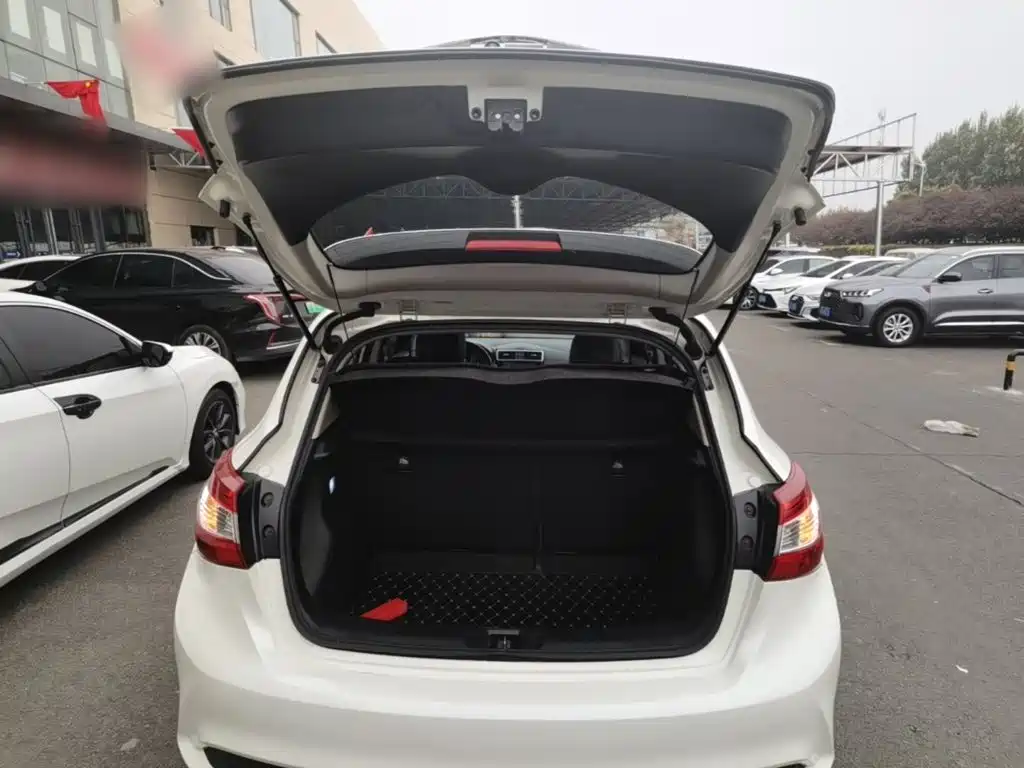 Nissan Tiida — миниатюра 19