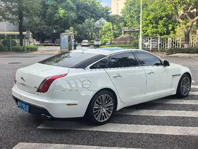 Jaguar XJ — миниатюра 3