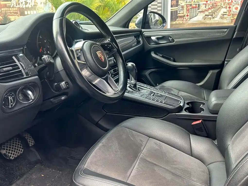 PORSCHE MACAN