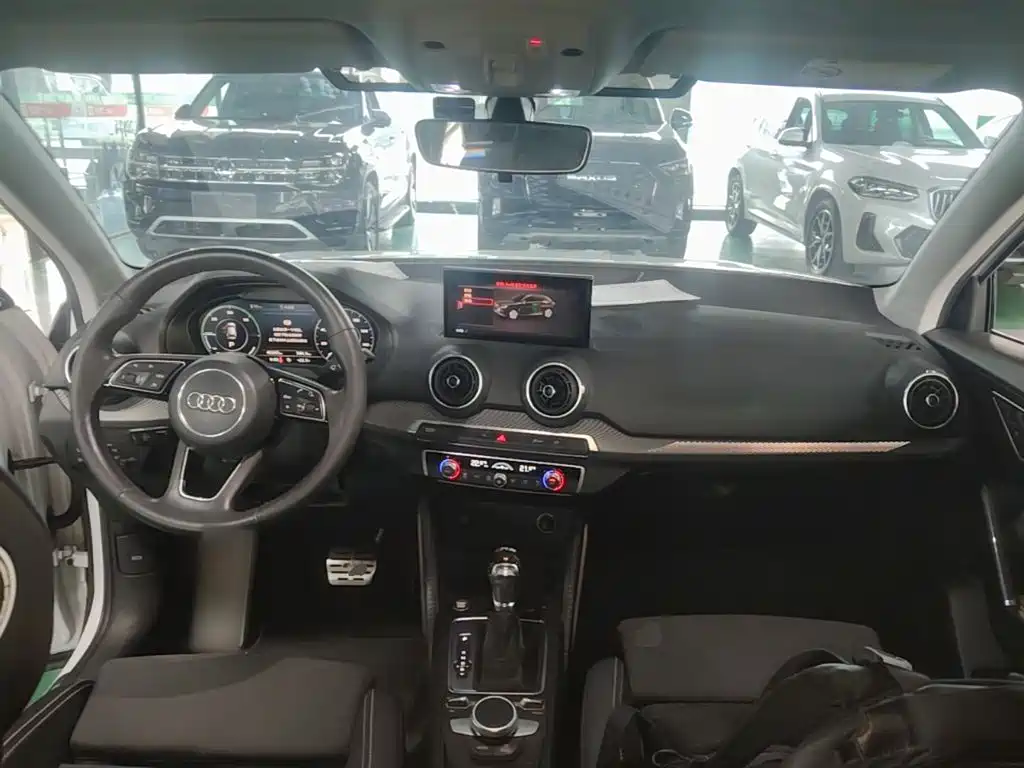 Audi Q2L e-tron — миниатюра 10