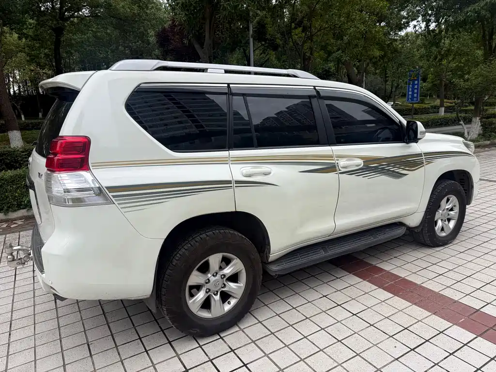 Toyota Land Cruiser Prado 2010 2.7L AT Standard
