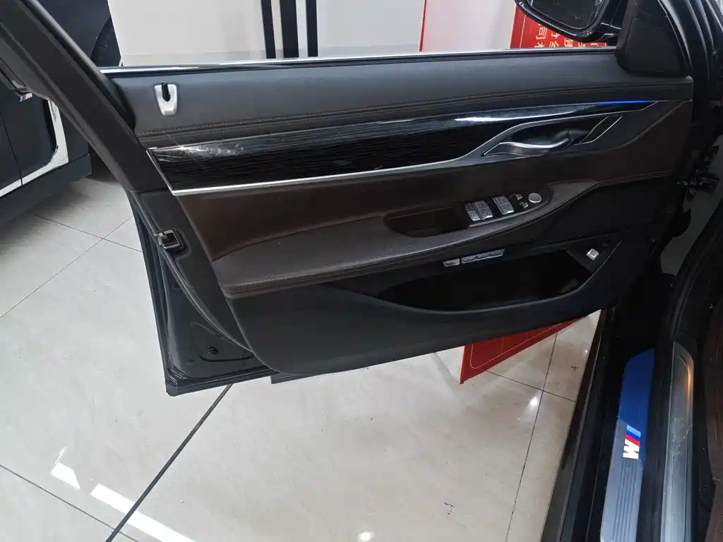 BMW 7 Series — миниатюра 5