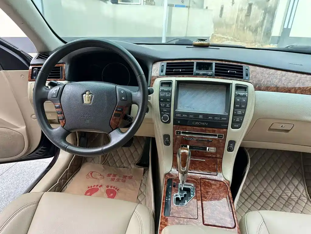 Toyota Crown — миниатюра 12