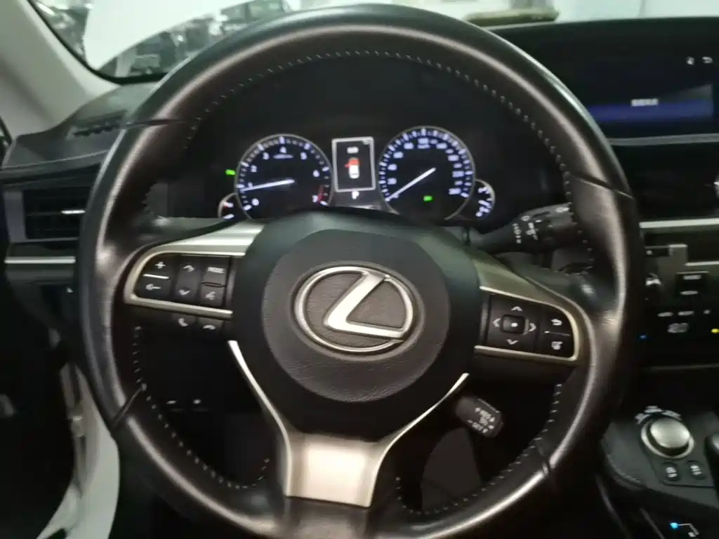 Lexus ES — миниатюра 11
