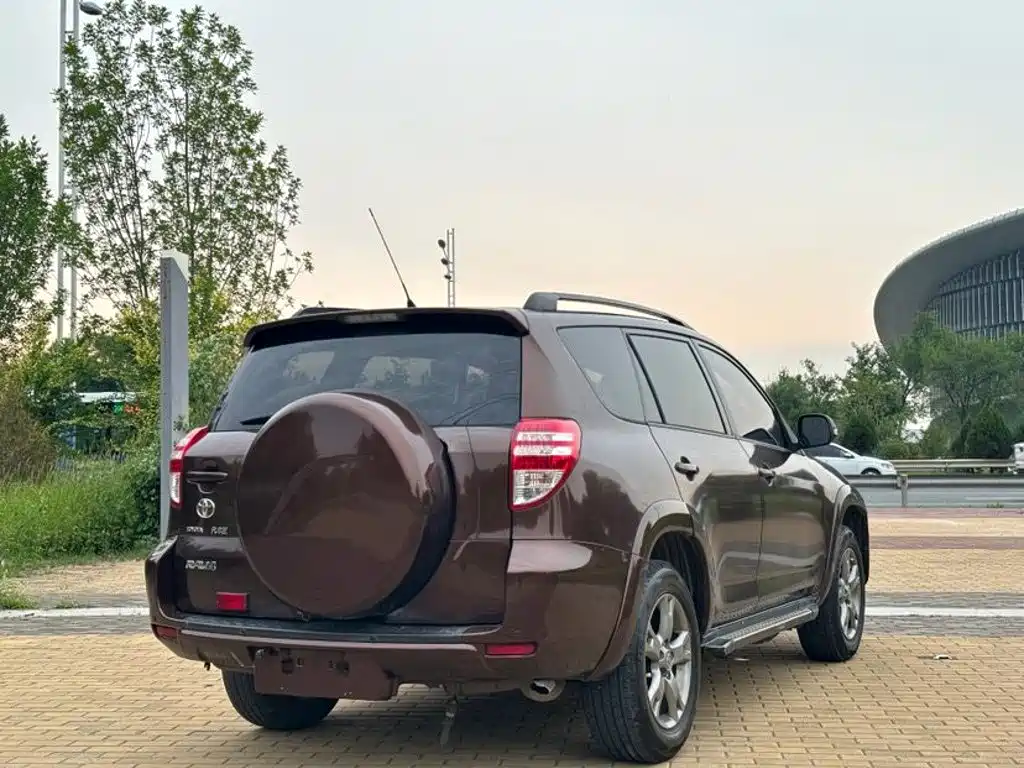 Toyota RAV4 — миниатюра 4
