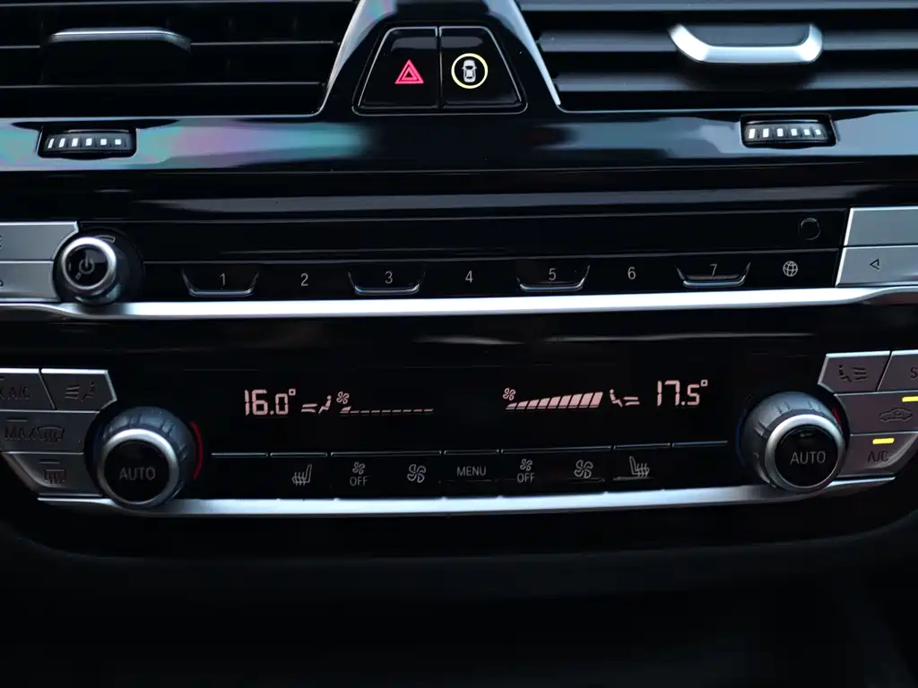 BMW 5 Series — миниатюра 10