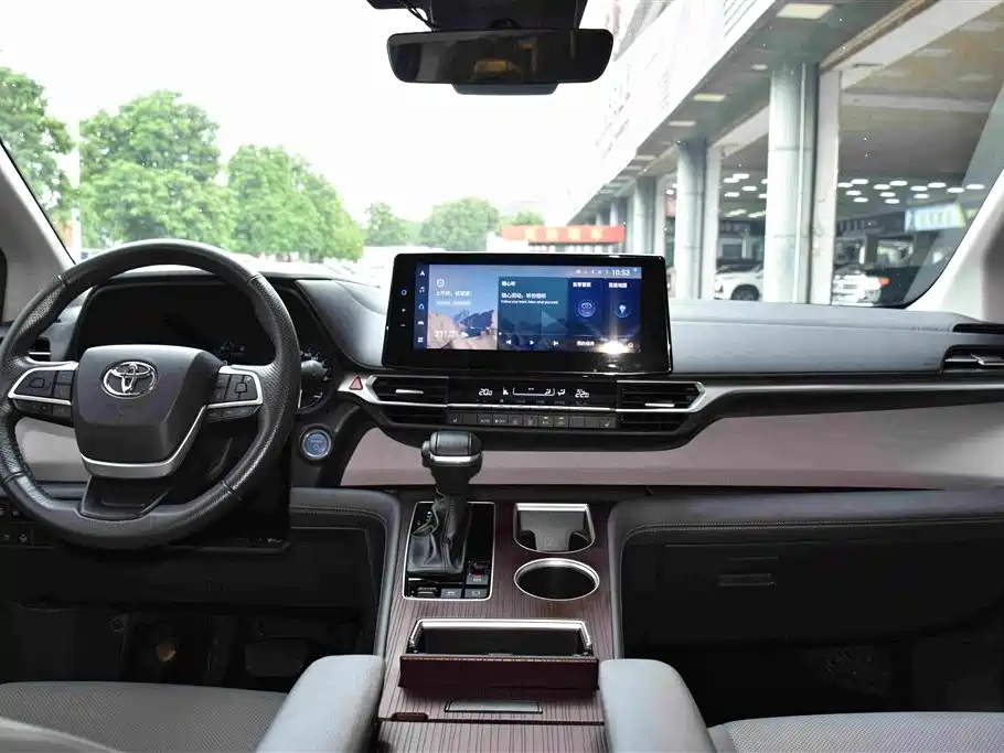 Toyota Granvia 2.5L Hybrid Premium Edition, фото 11