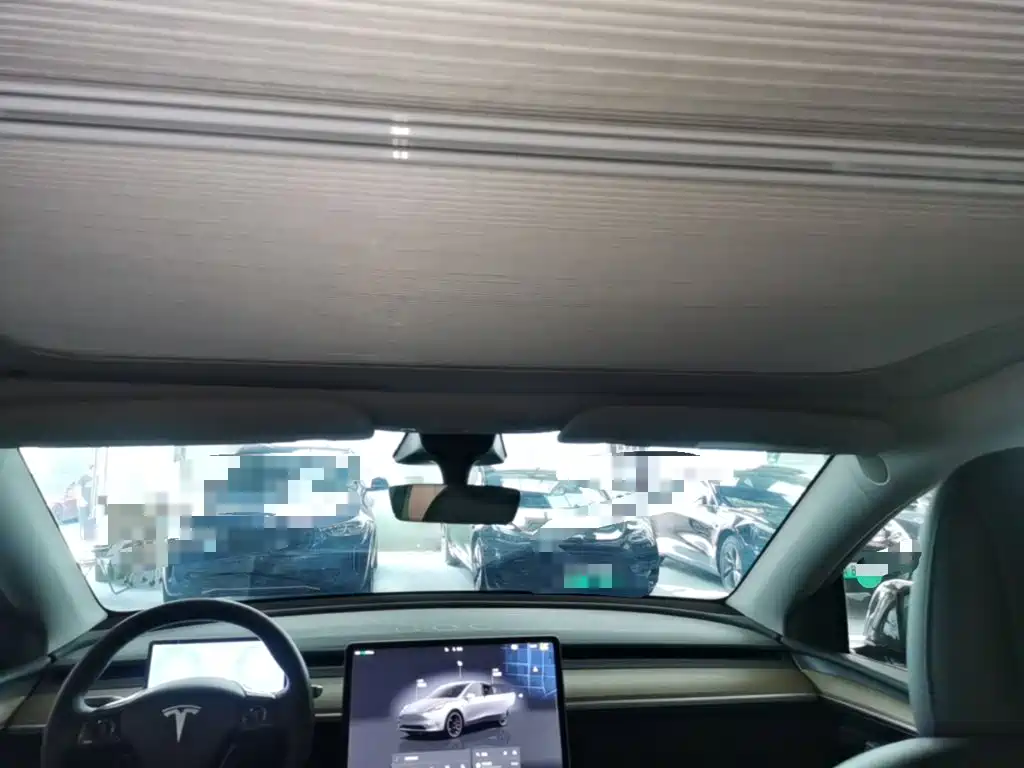 Tesla Model Y — миниатюра 18