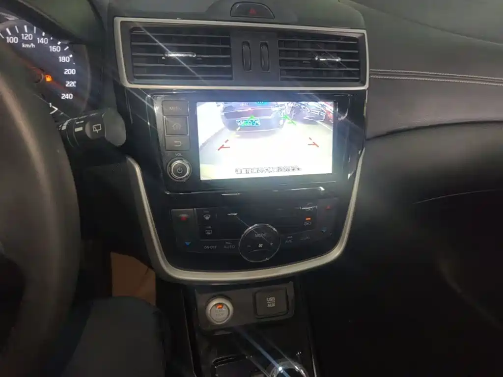 Nissan Tiida — миниатюра 13