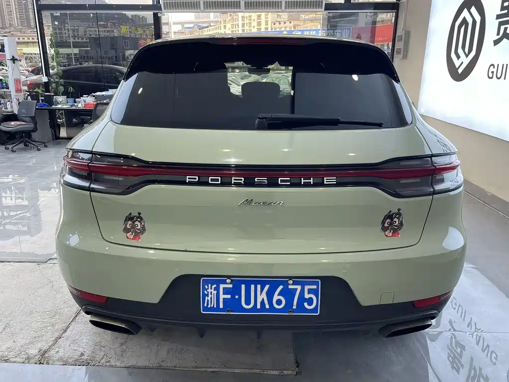 PORSCHE MACAN