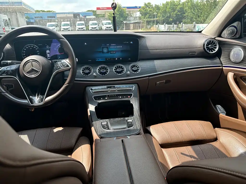 Mercedes-Benz E-Class — миниатюра 8