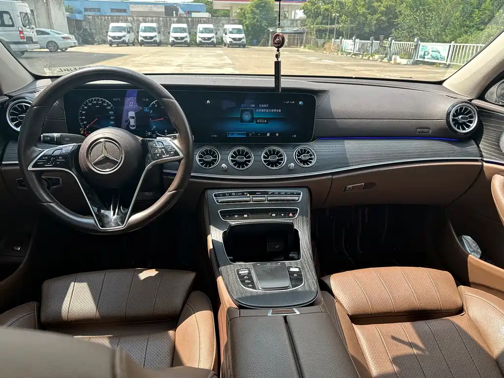 Mercedes-Benz E-Class — миниатюра 7