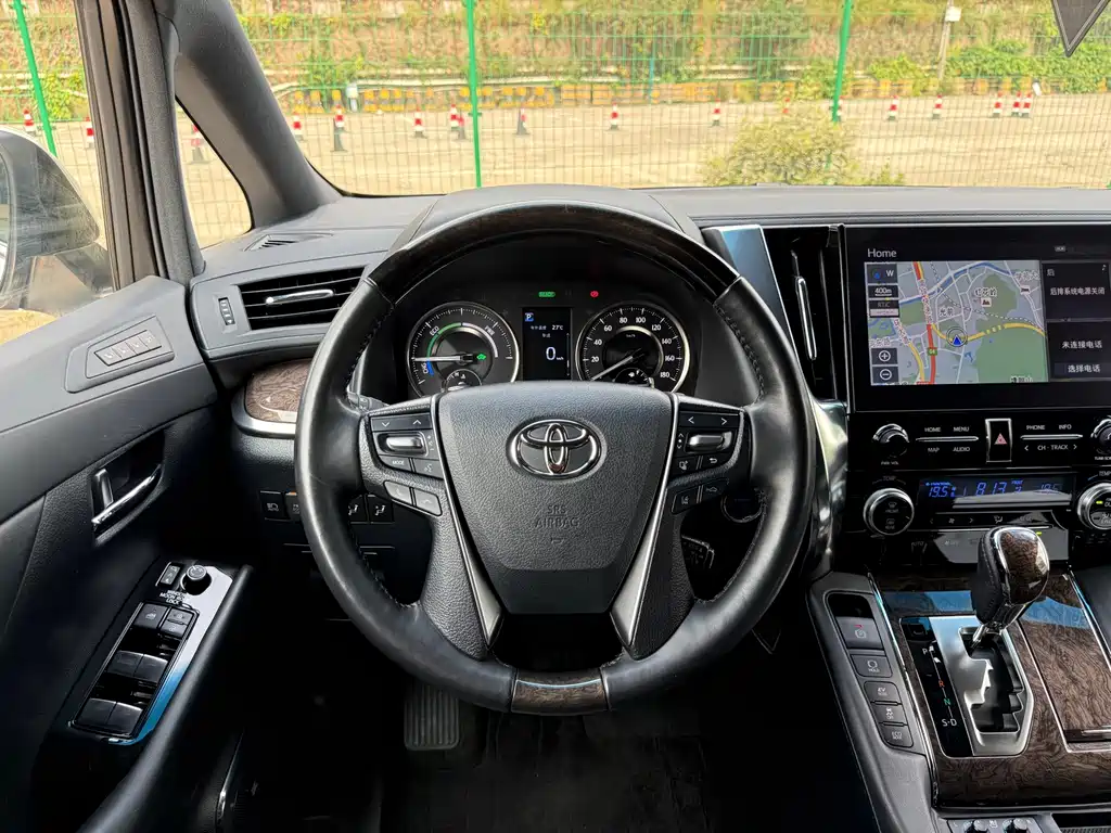 Toyota Alphard — миниатюра 7