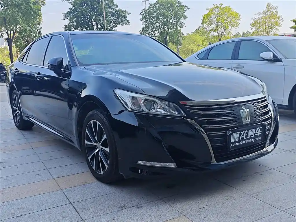 Toyota Crown — миниатюра 3