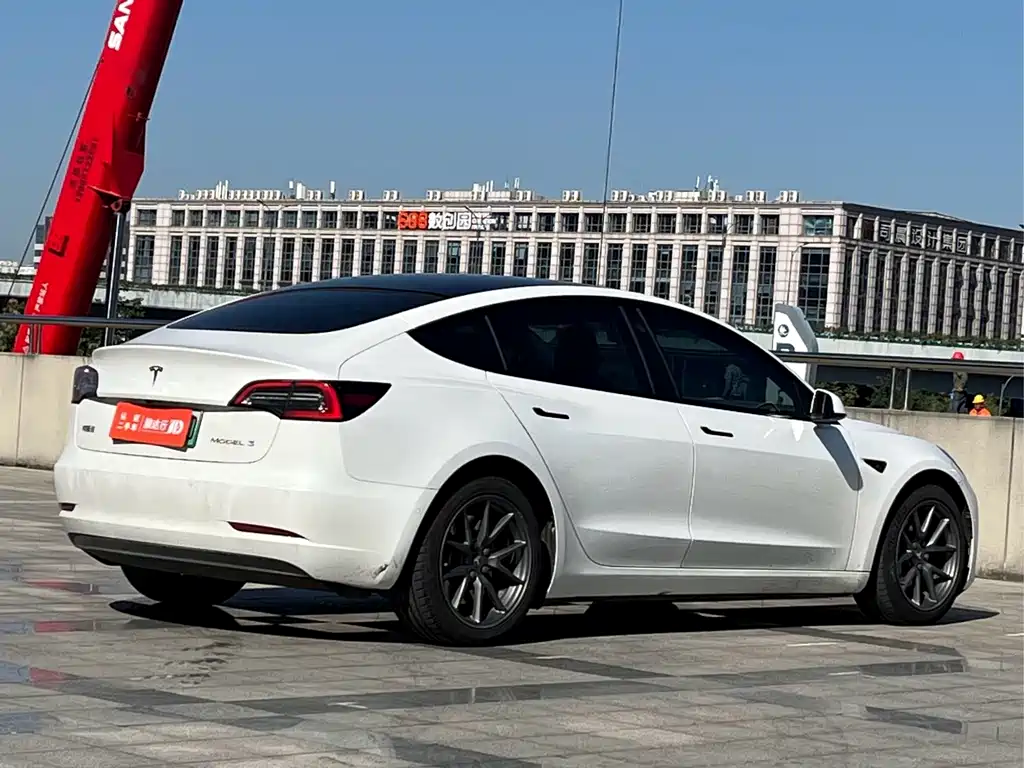 Tesla Model 3 — миниатюра 4