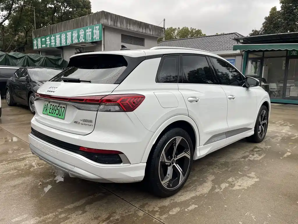 AUDI Q4 E TRON