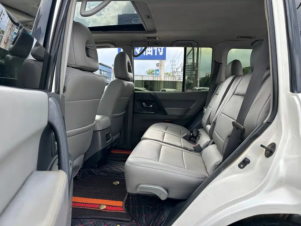 Mitsubishi Pajero — миниатюра 14