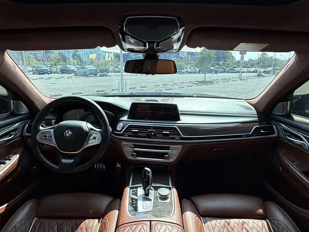 BMW 7 Series — миниатюра 9