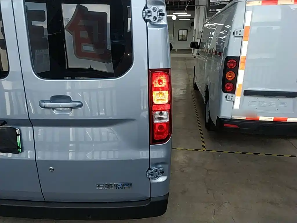 Wuling Yangguang — миниатюра 8