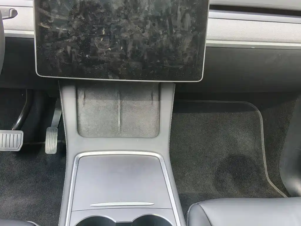 Tesla Model Y — миниатюра 9
