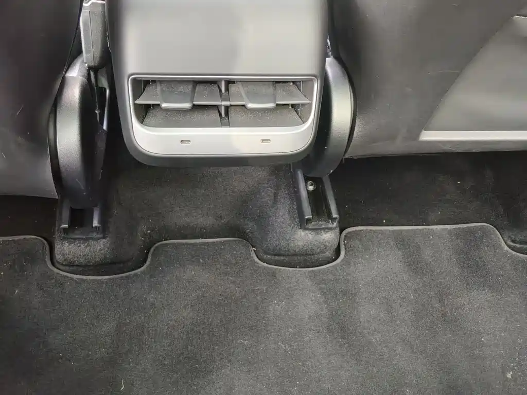 Tesla Model Y — миниатюра 10