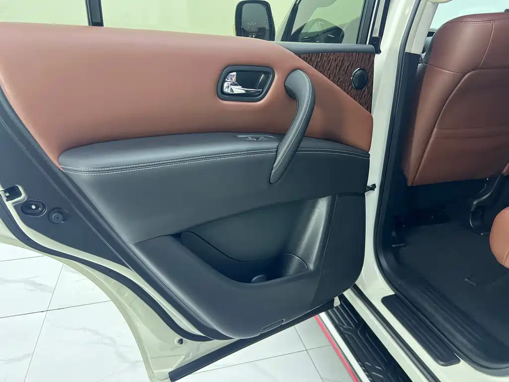 Nissan Patrol — миниатюра 33