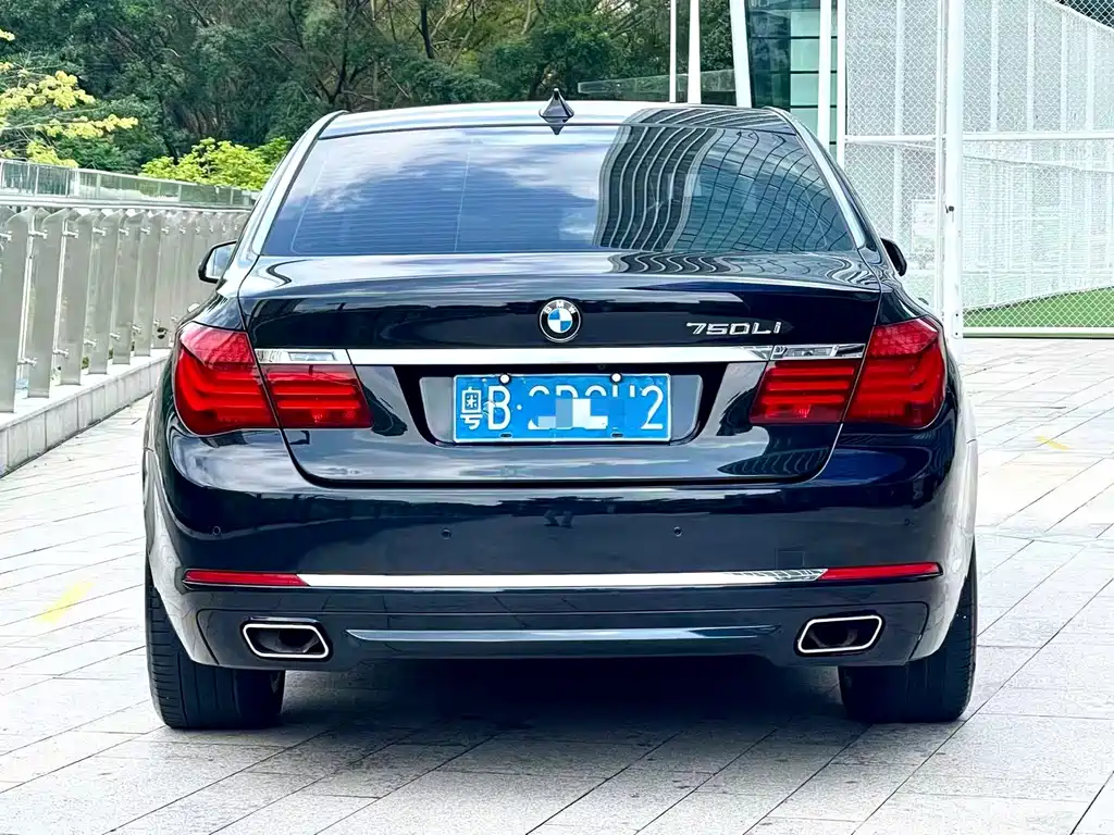 BMW 7 Series — миниатюра 4