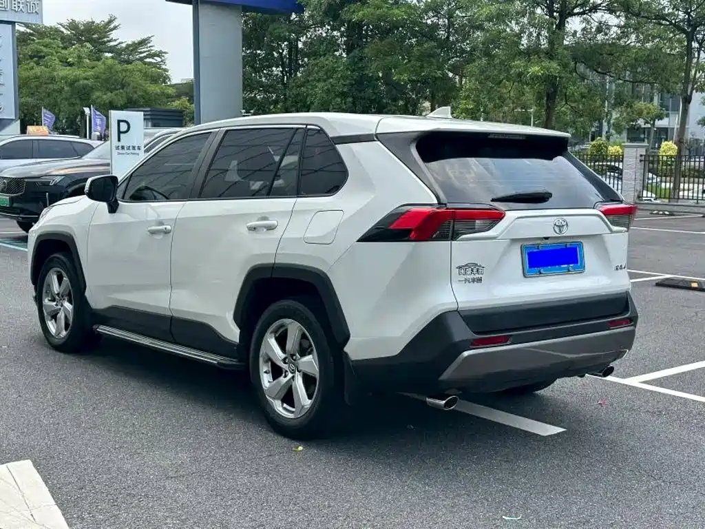 Toyota RAV4 — миниатюра 9