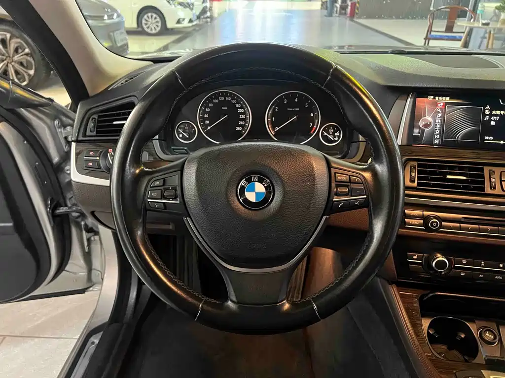 BMW 5 Series — миниатюра 9