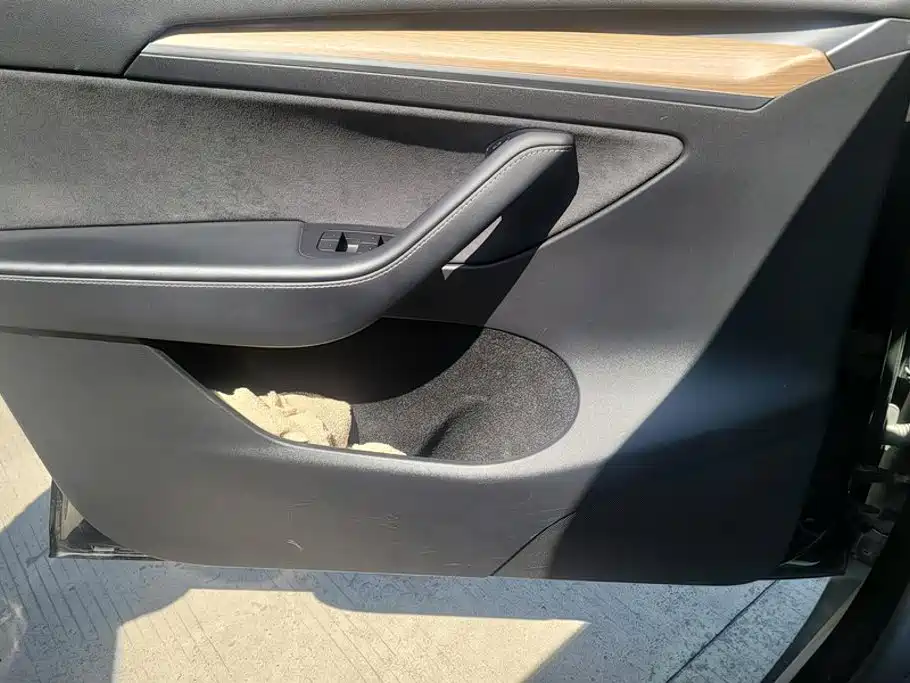 Tesla Model Y — миниатюра 7