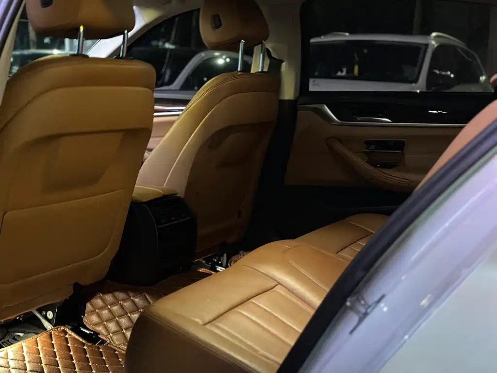 BMW 5 Series — миниатюра 8